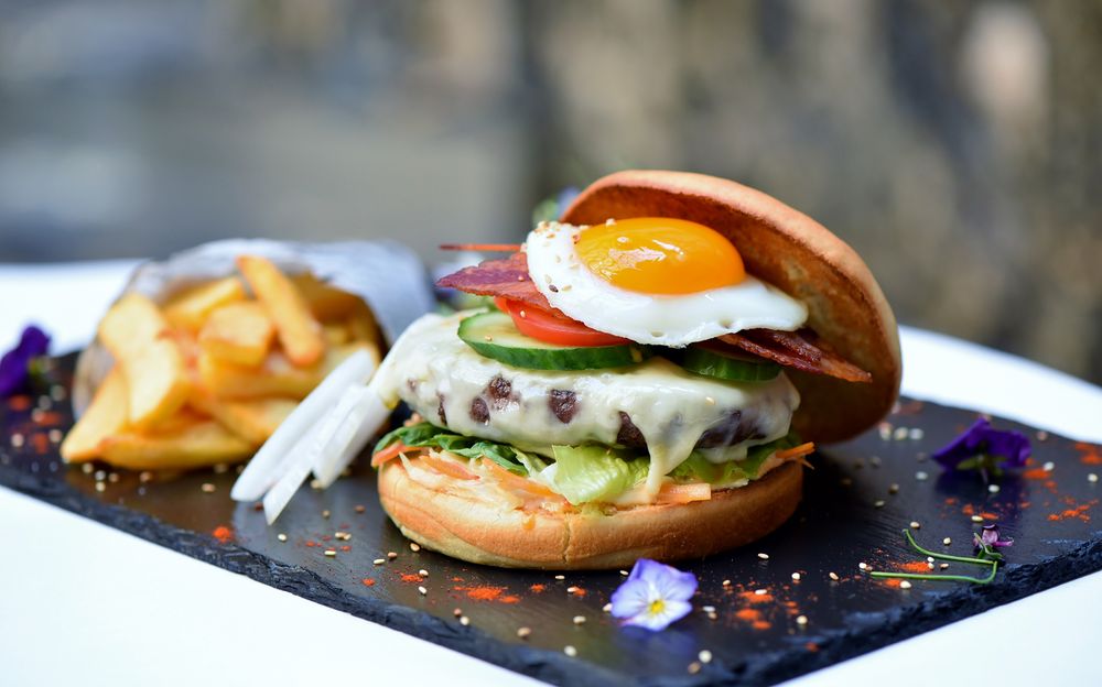 027_SHR_Leipzig_Steigenberger Grandhotel Handelshof_Public_Bar_Burger_NM-25_19.10.2016_09.40.09.png