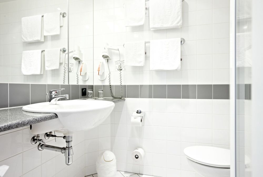 IntercityHotel Stralsund – bathroom