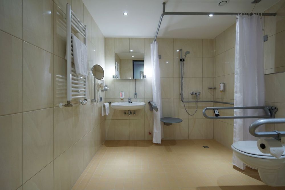 IntercityHotel Mannheim - bathroom