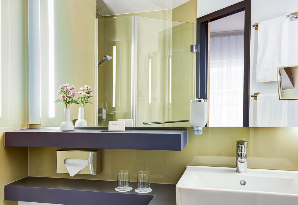IntercityHotel Hamburg-Altona− Standard-Plus-Room Bathroom
