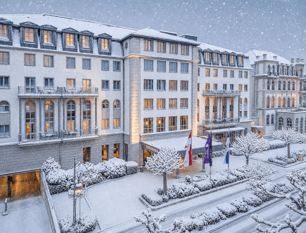 Ein großes Gebäude, das im Winter während eines Schneefalls mit Schnee bedeckt ist.