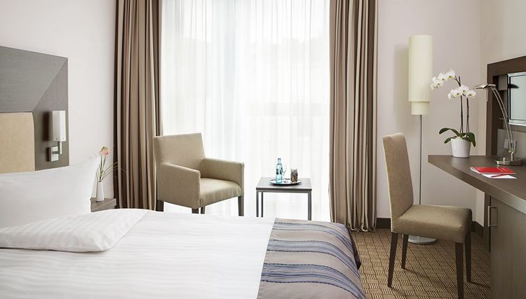 IntercityHotel Bonn – room, bed, chairs