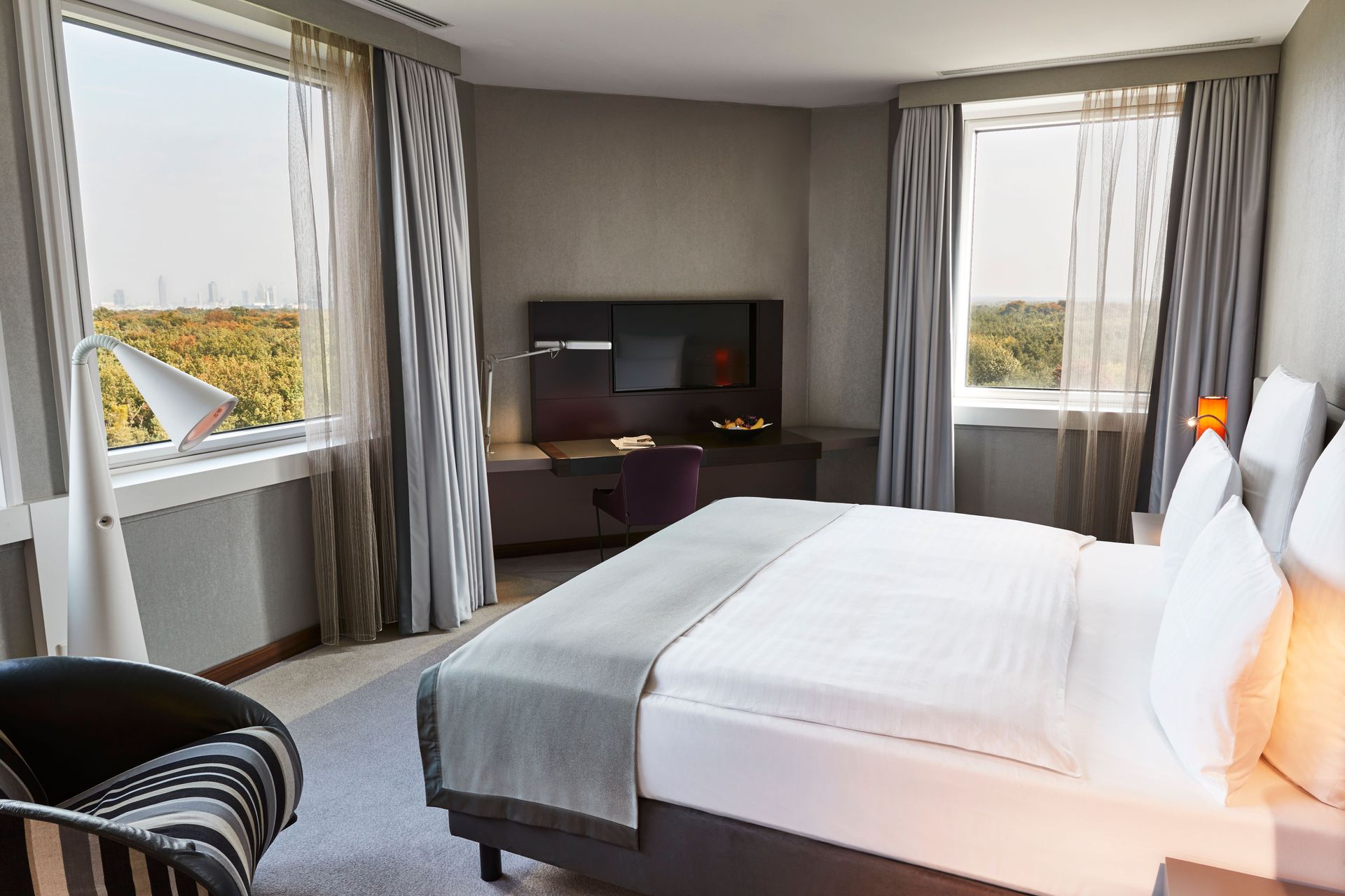 Steigenberger Airport Hotel Frankfurt Shuttle Bus hrewards.com