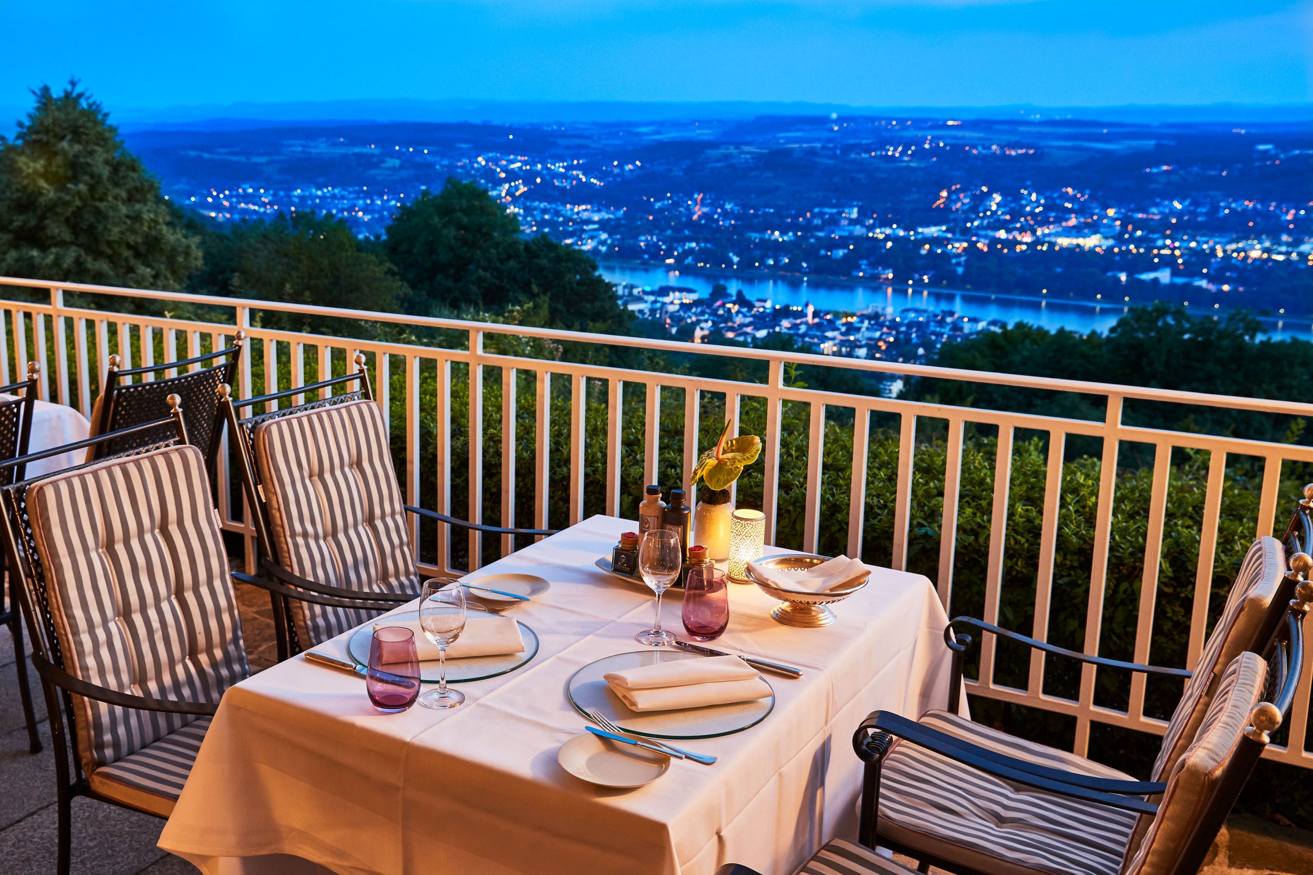 44512_SHR_GrandhotelPetersberg_restaurant_Bills_Terrasse_Abend.jpg