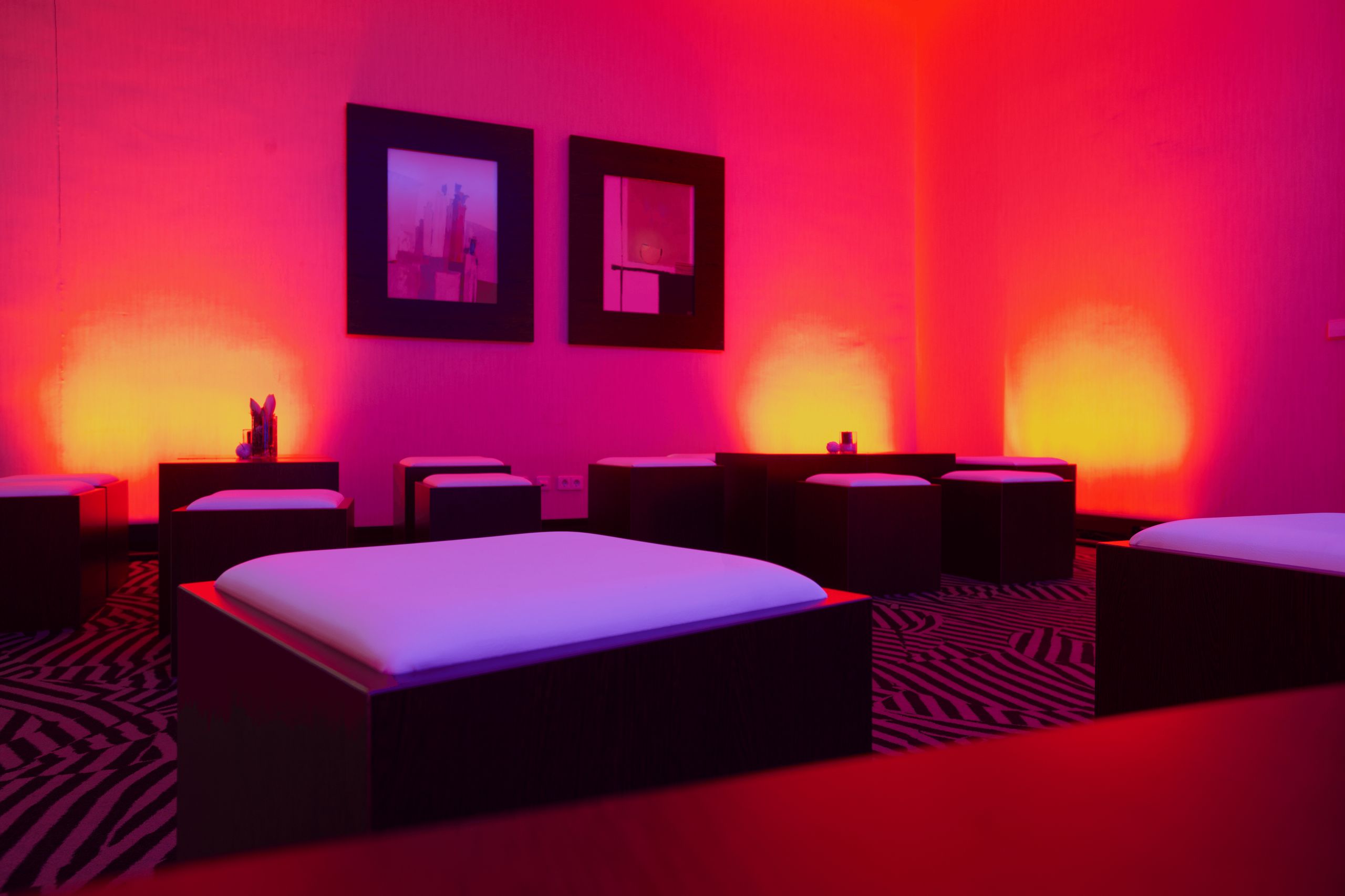 Una habitación con asientos modernos y luces de colores.