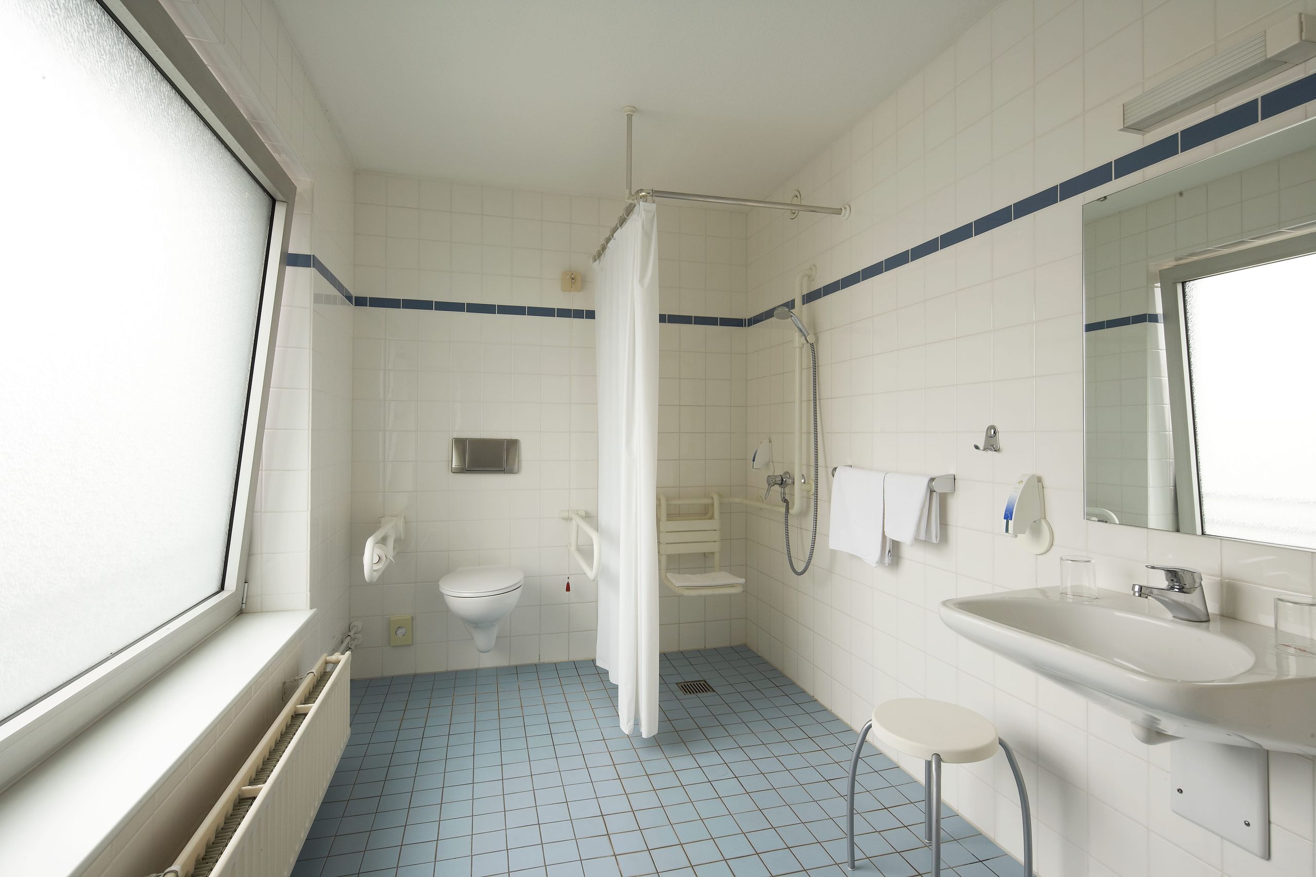 IntercityHotel Kiel – handicapped accessible bathroom