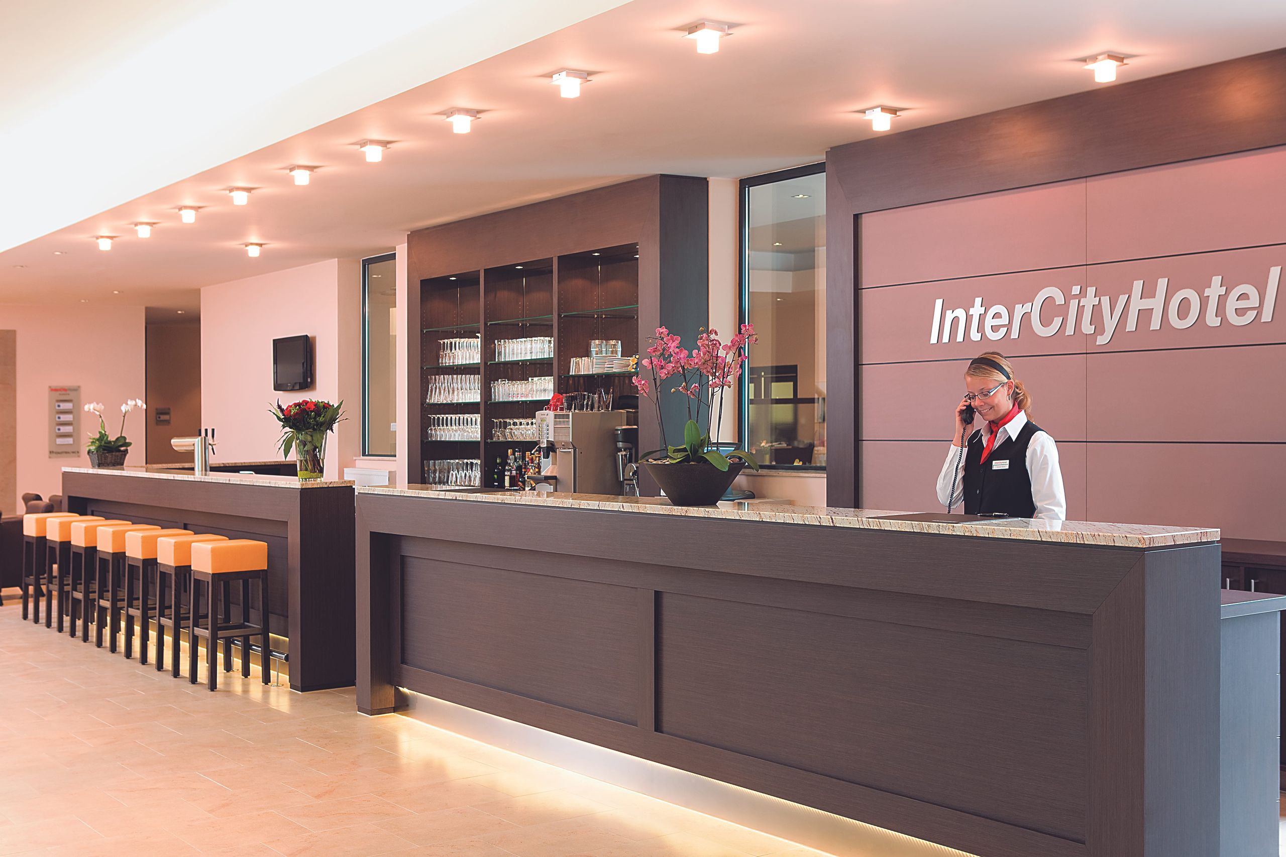 IntercityHotel Essen - Rezeption - bar