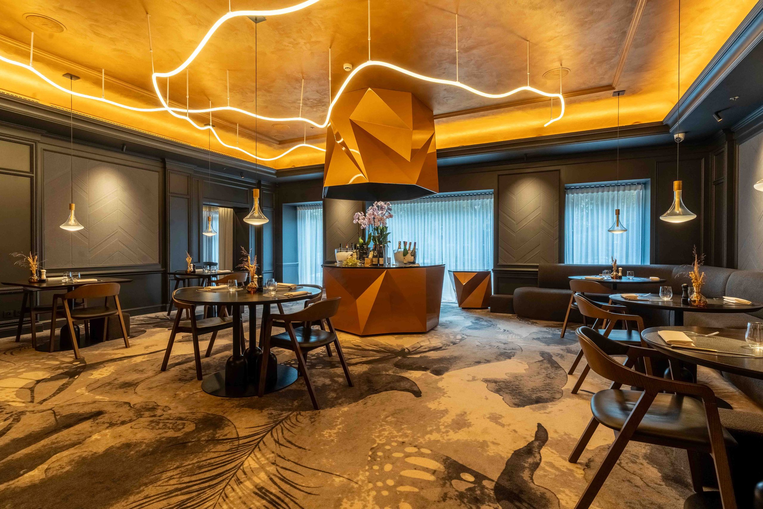 Une vue intérieure d'un espace de restauration ou de salon moderne avec des meubles élégants et un…