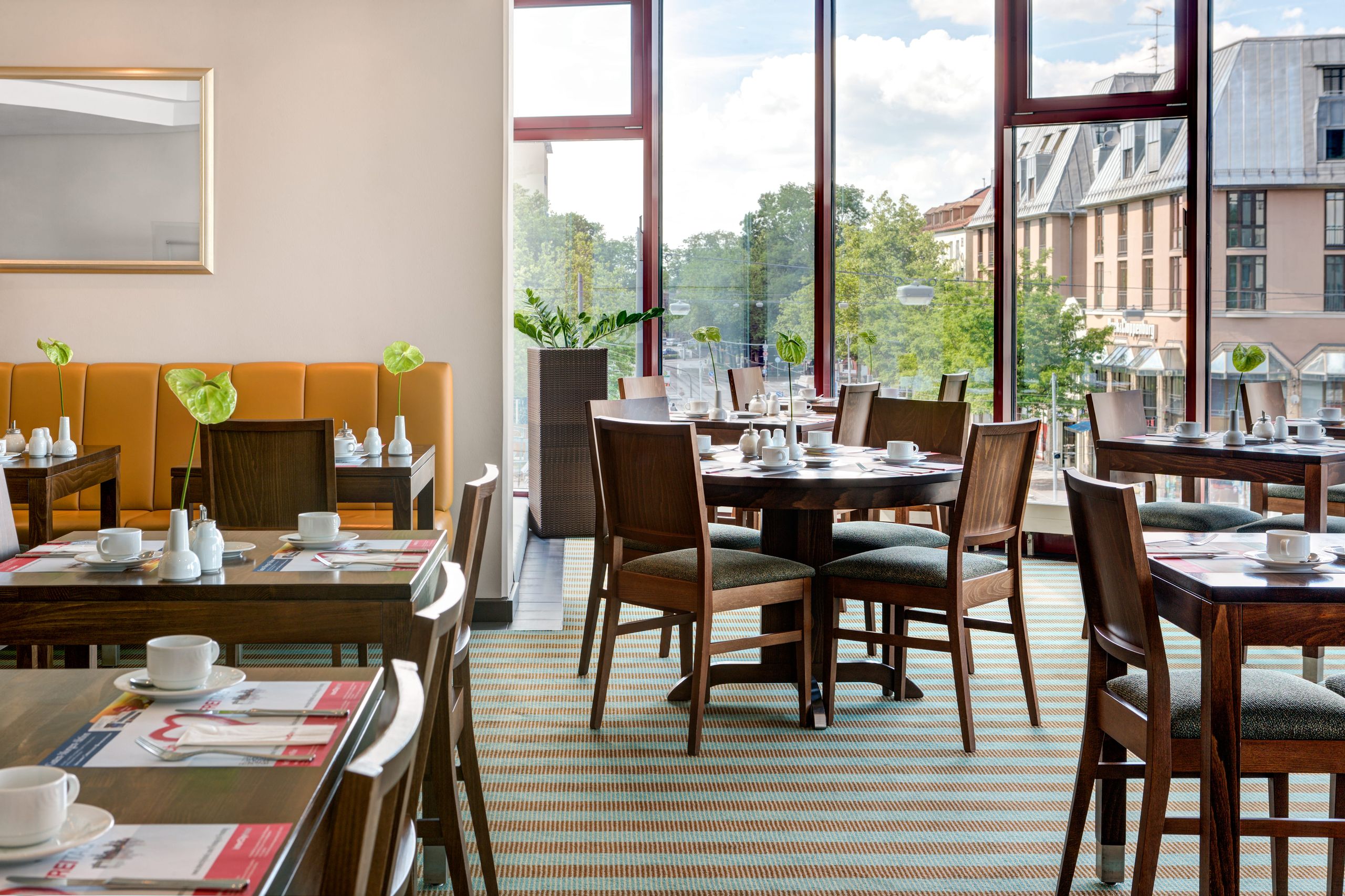 IntercityHotel Augsburg – breakfast restaurant