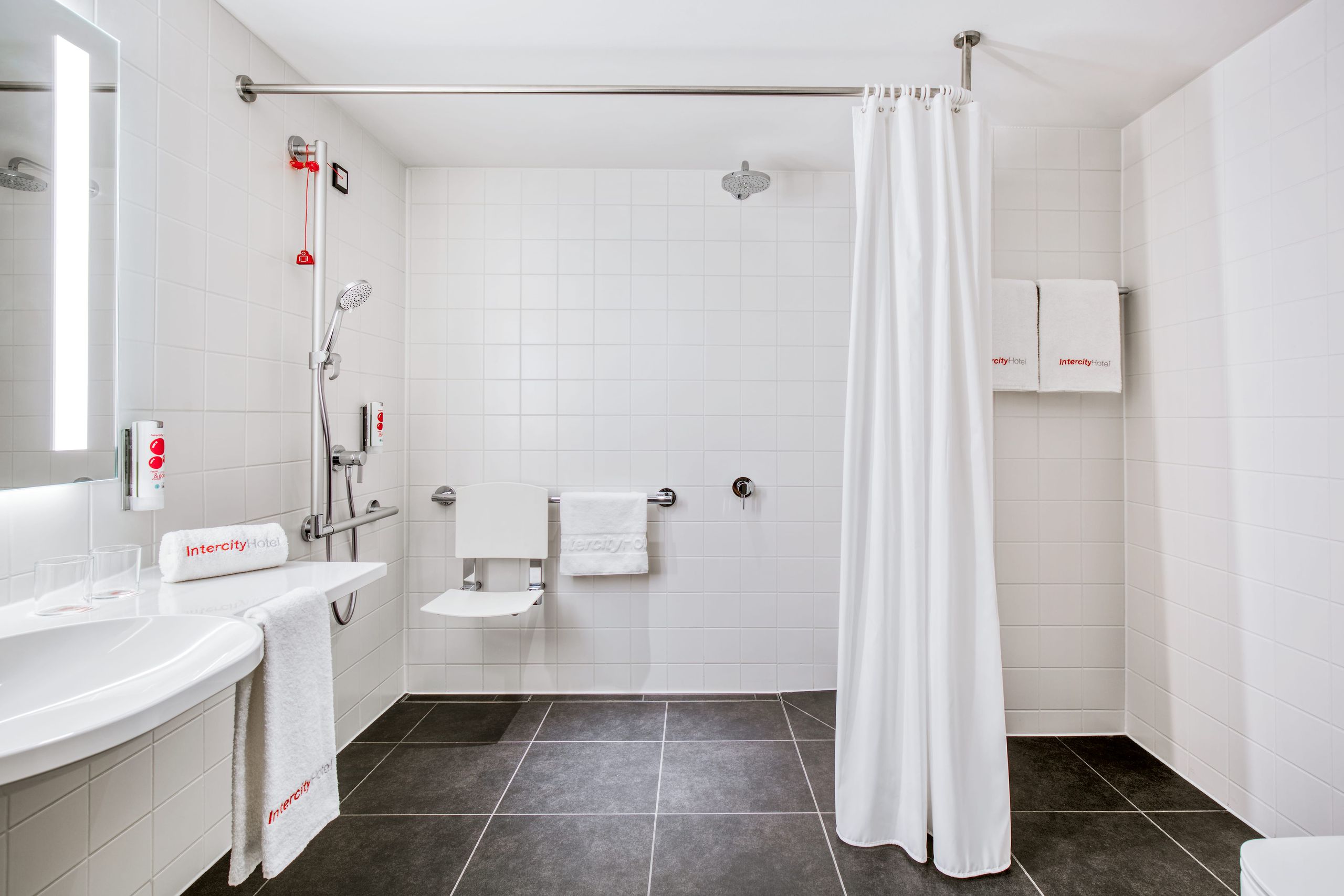 Hotel in Graz - IntercityHotel Graz - Mozgássérültek számára akadálymentesített fürdőszoba