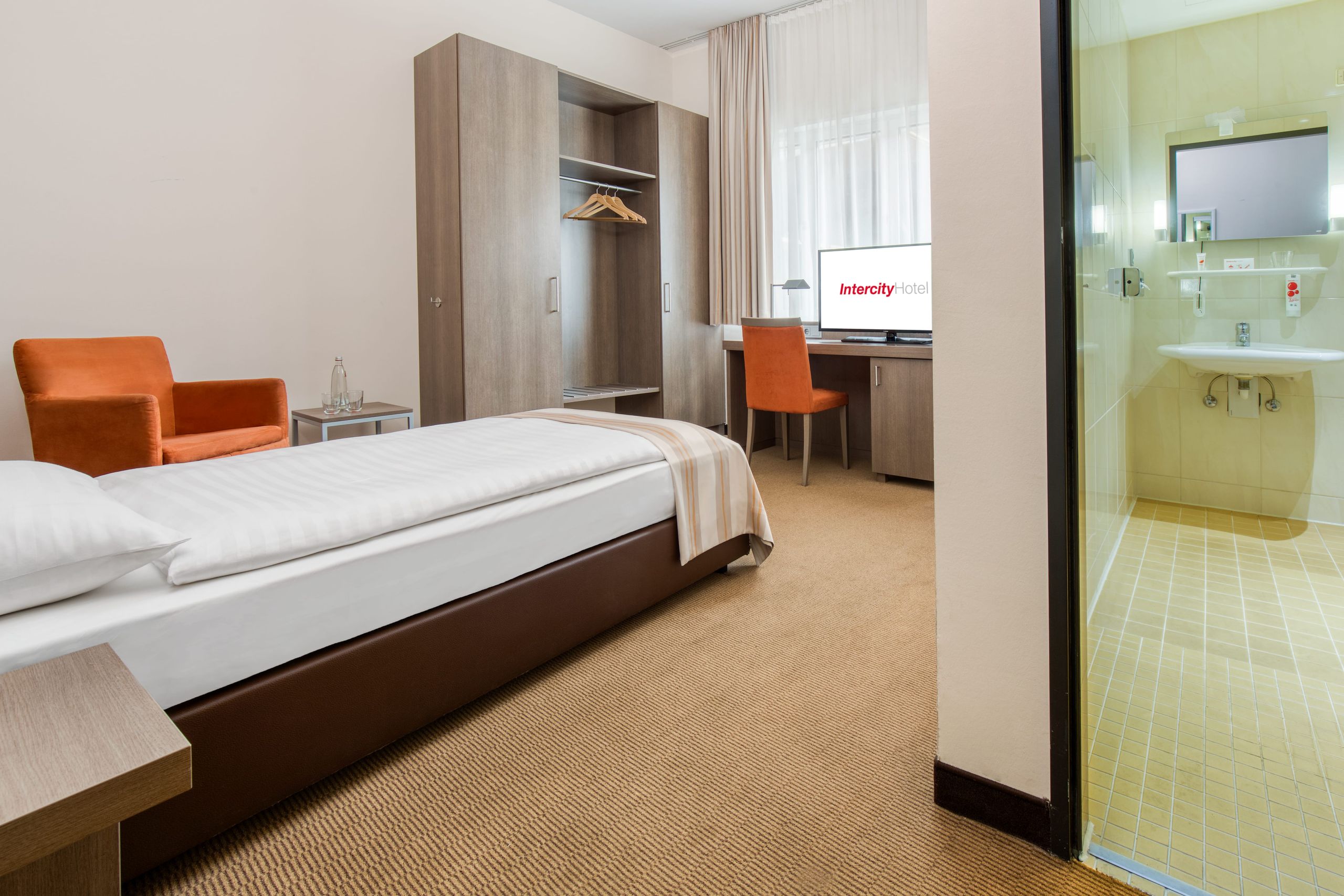 IntercityHotel Hannover - Handicapped Accessible room