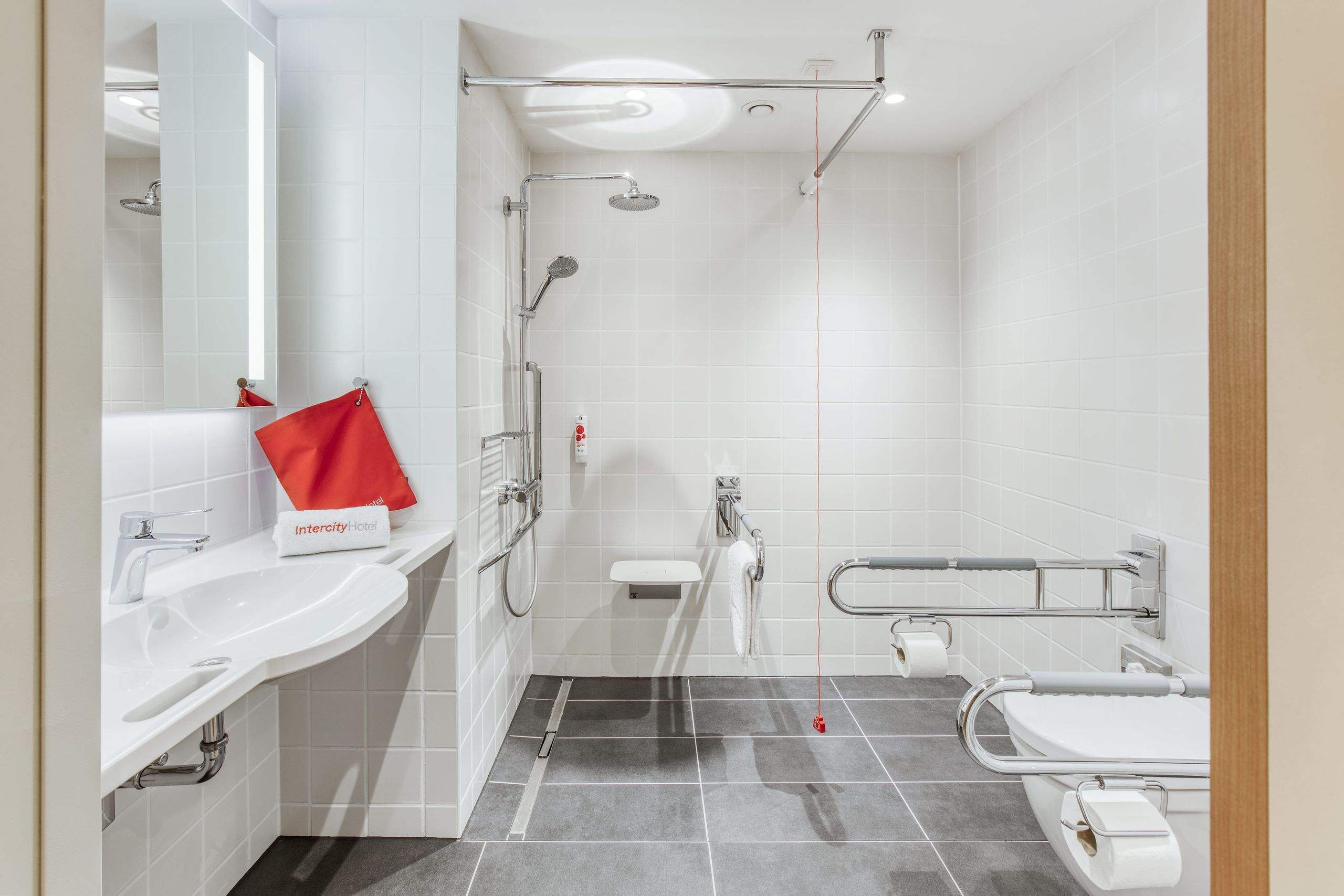 IntercityHotel Hildesheim - Salle de bain adaptée aux personnes handicapées