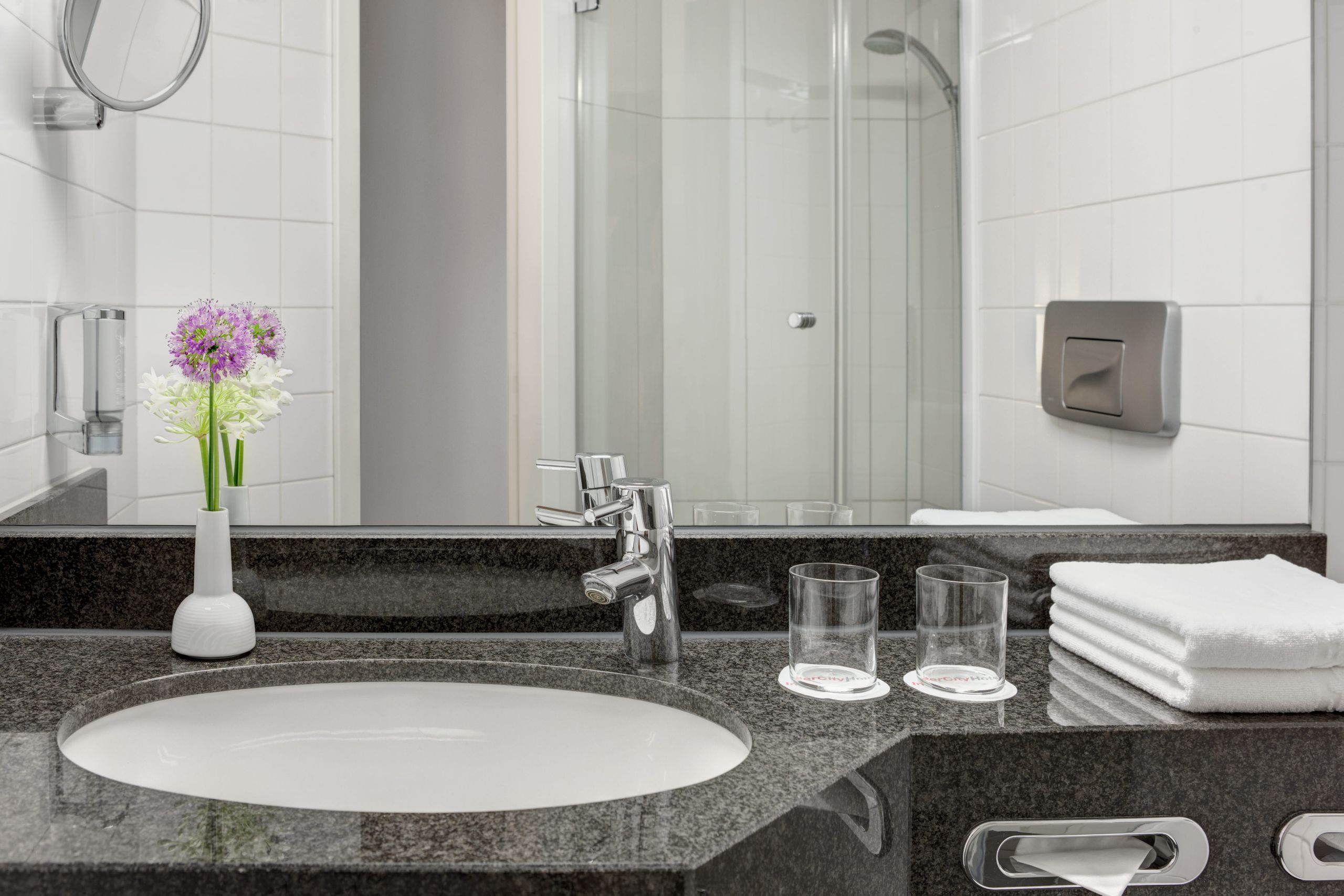 IntercityHotel Kiel - Standard Twin Room Bathroom