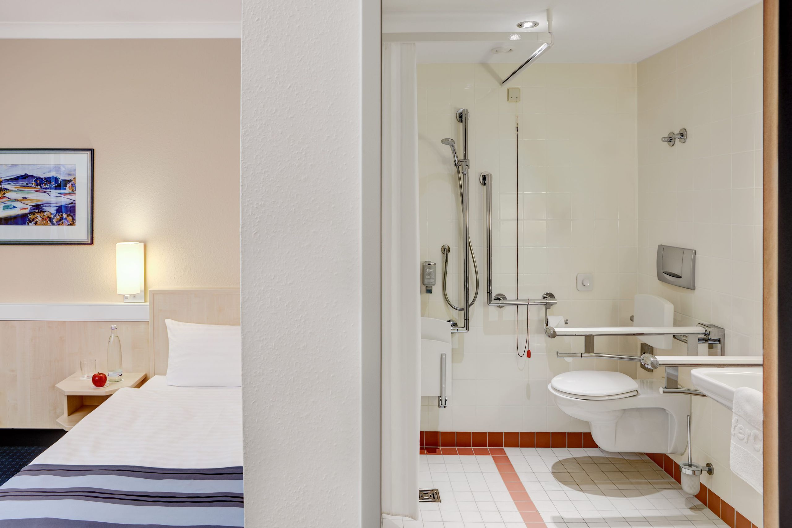 IntercityHotel Ulm - Handicapped-accessible room
