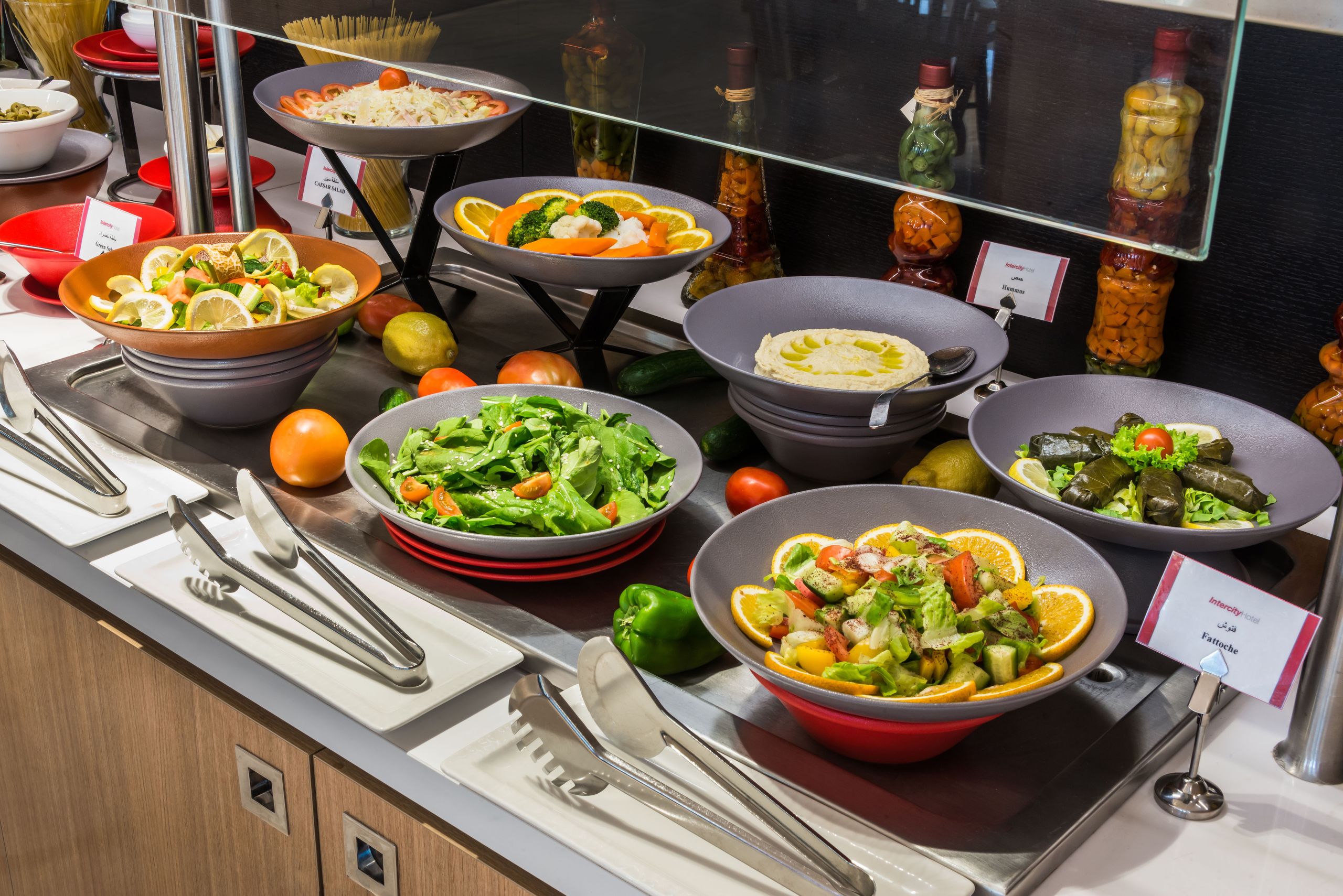 Un buffet con varios tazones de ensaladas y aperitivos.