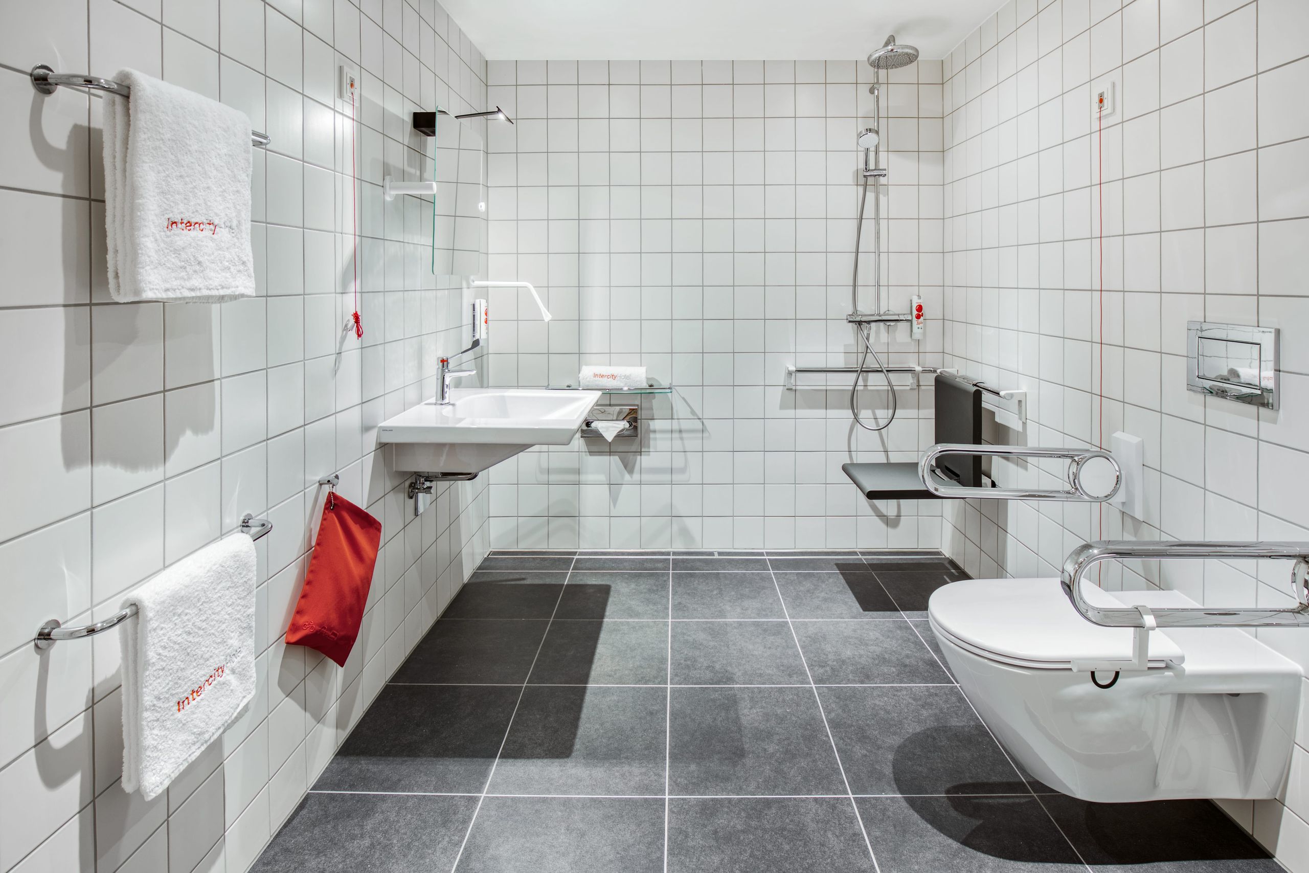 IntercityHotel Sarrebruck - Salle de bains adaptée aux personnes handicapées