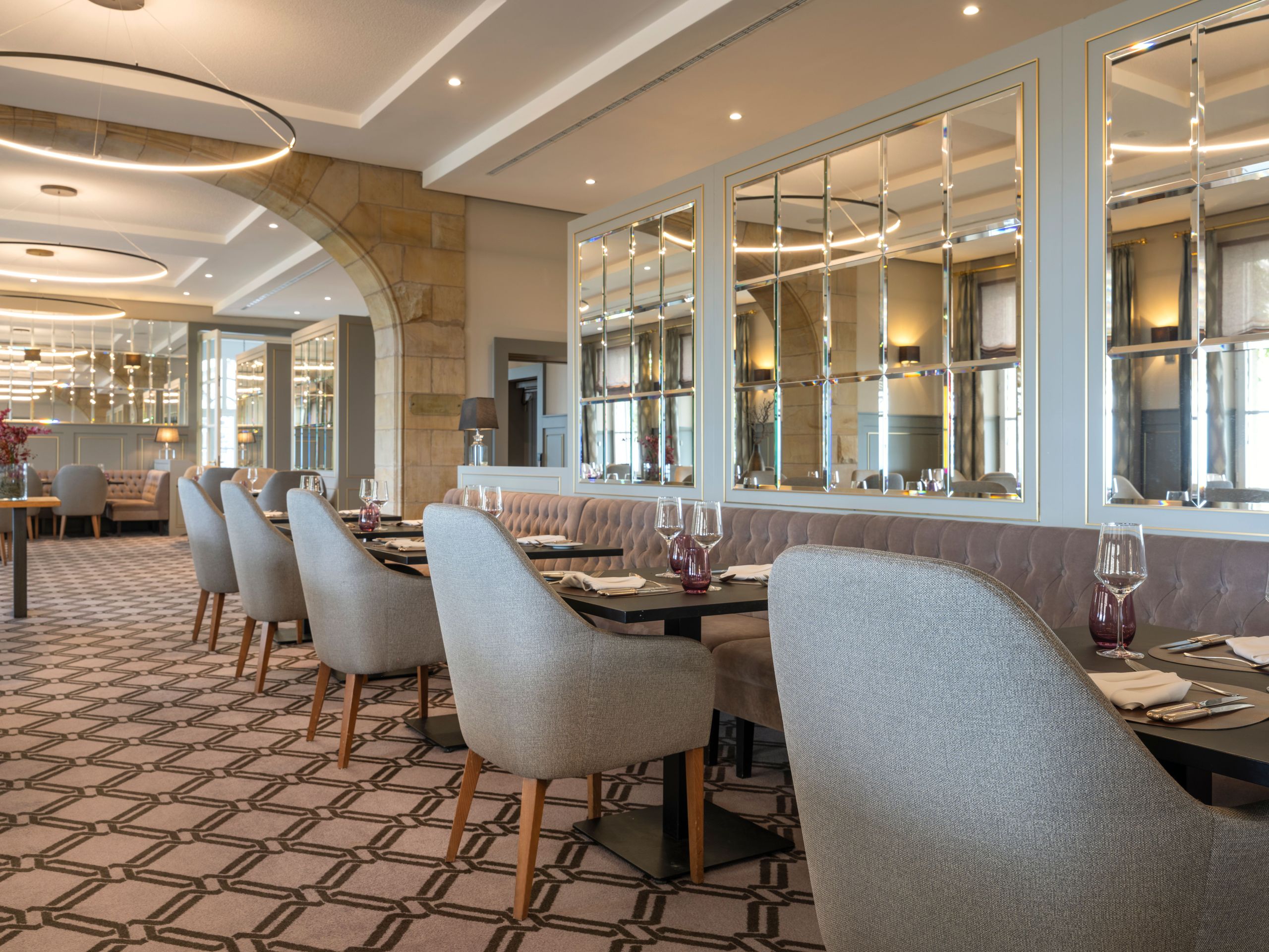 Das Foto zeigt das moderne, elegante Interieur eines Restaurants mit ordentlich angeordneten…