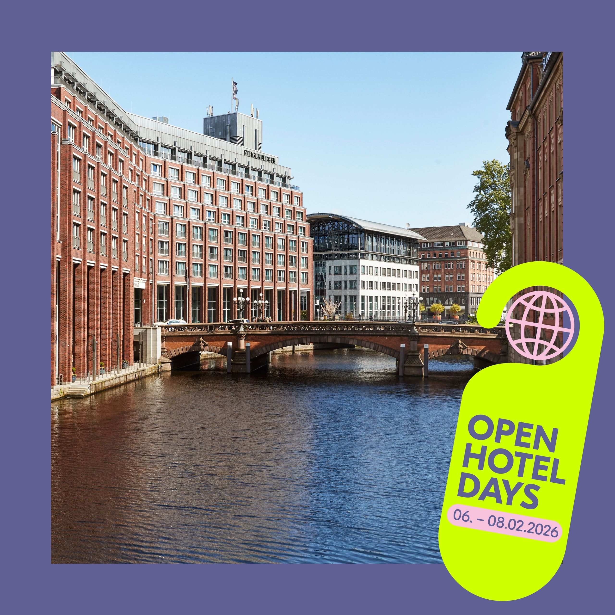 Ein Fluss, der durch eine Stadt mit mehreren Gebäuden und einer Brücke über den Fluss fließt.