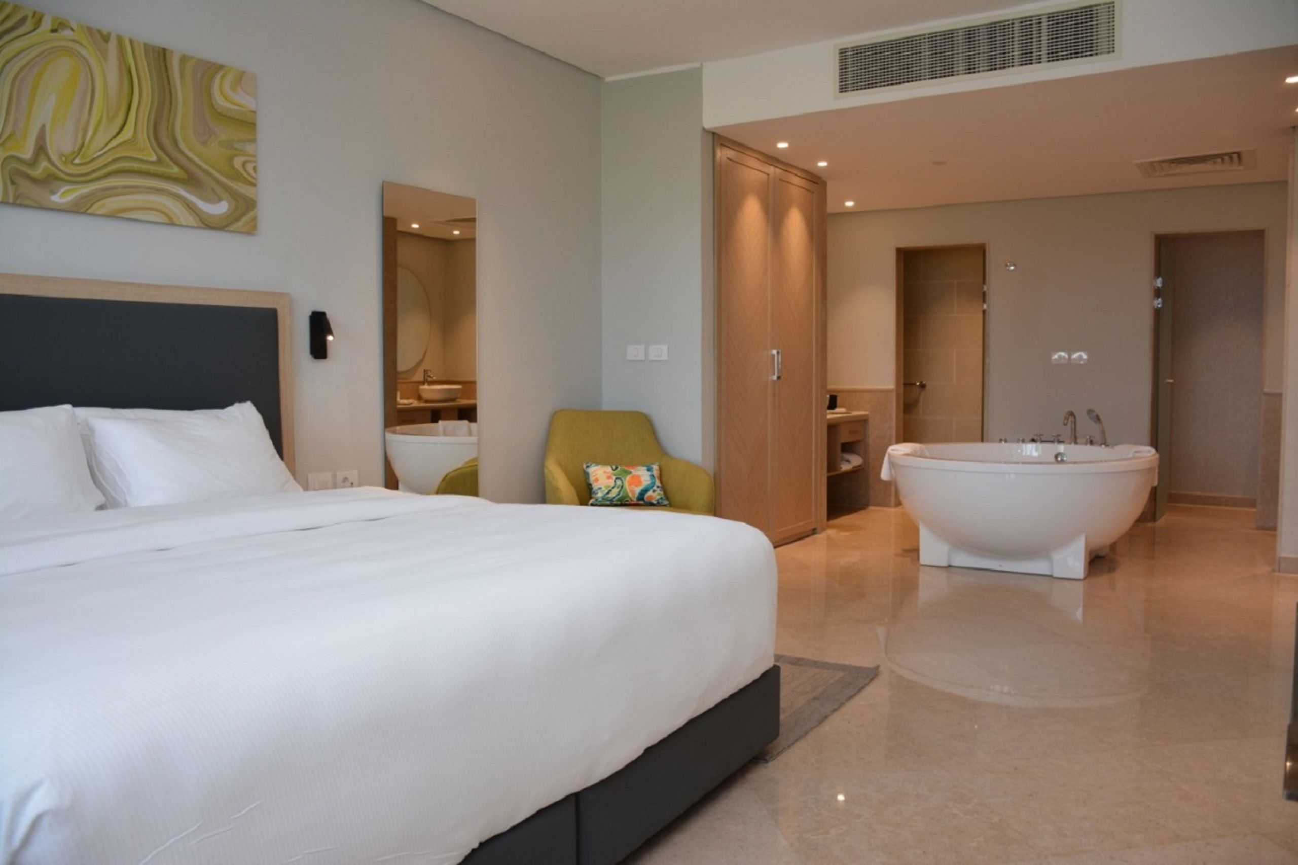 Steigenberger Aldau Beach Hotel - Hurghada - Egypten - Suite - seng- og badeværelse