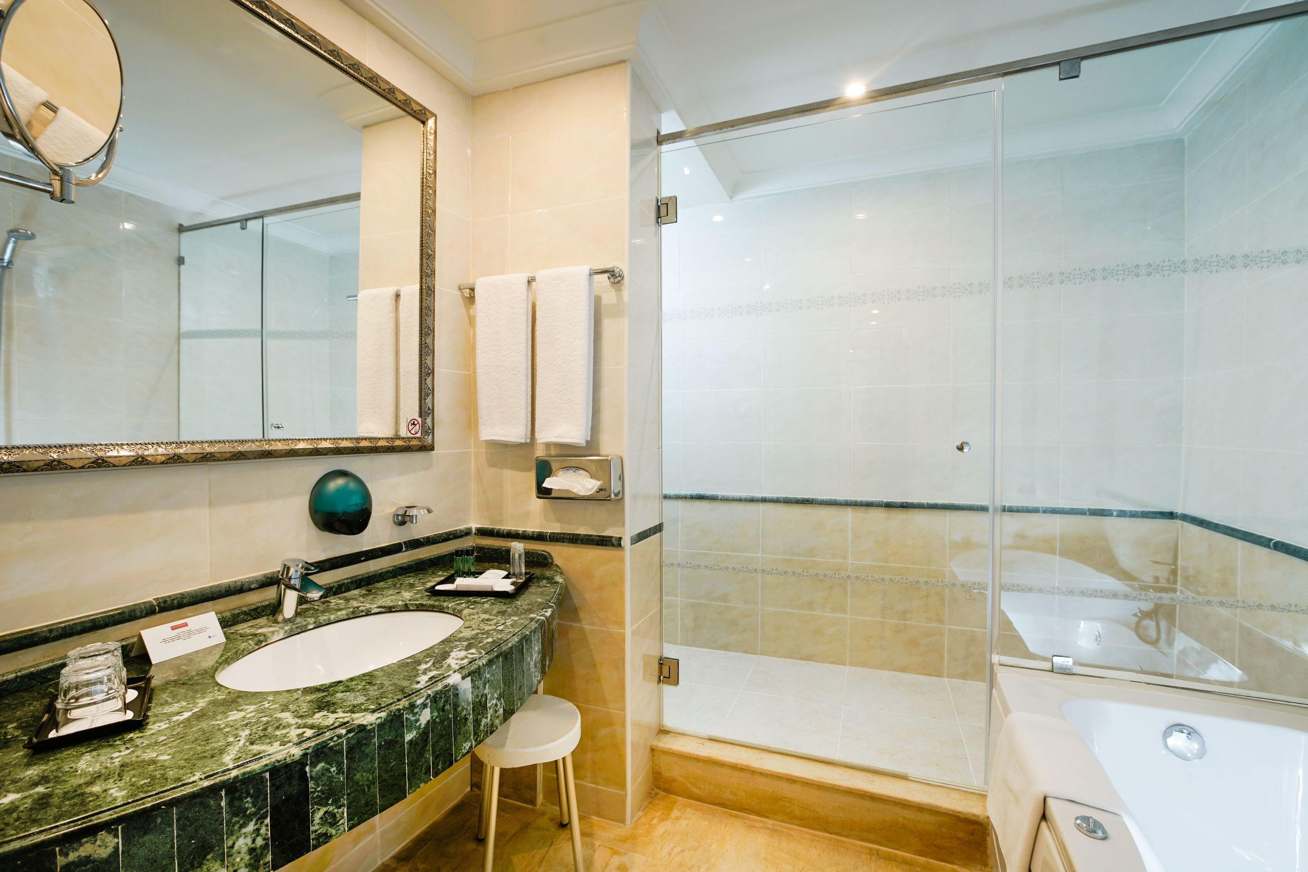 STG_Marhaba_rooms_Superior Room_Shower and bath.jpg