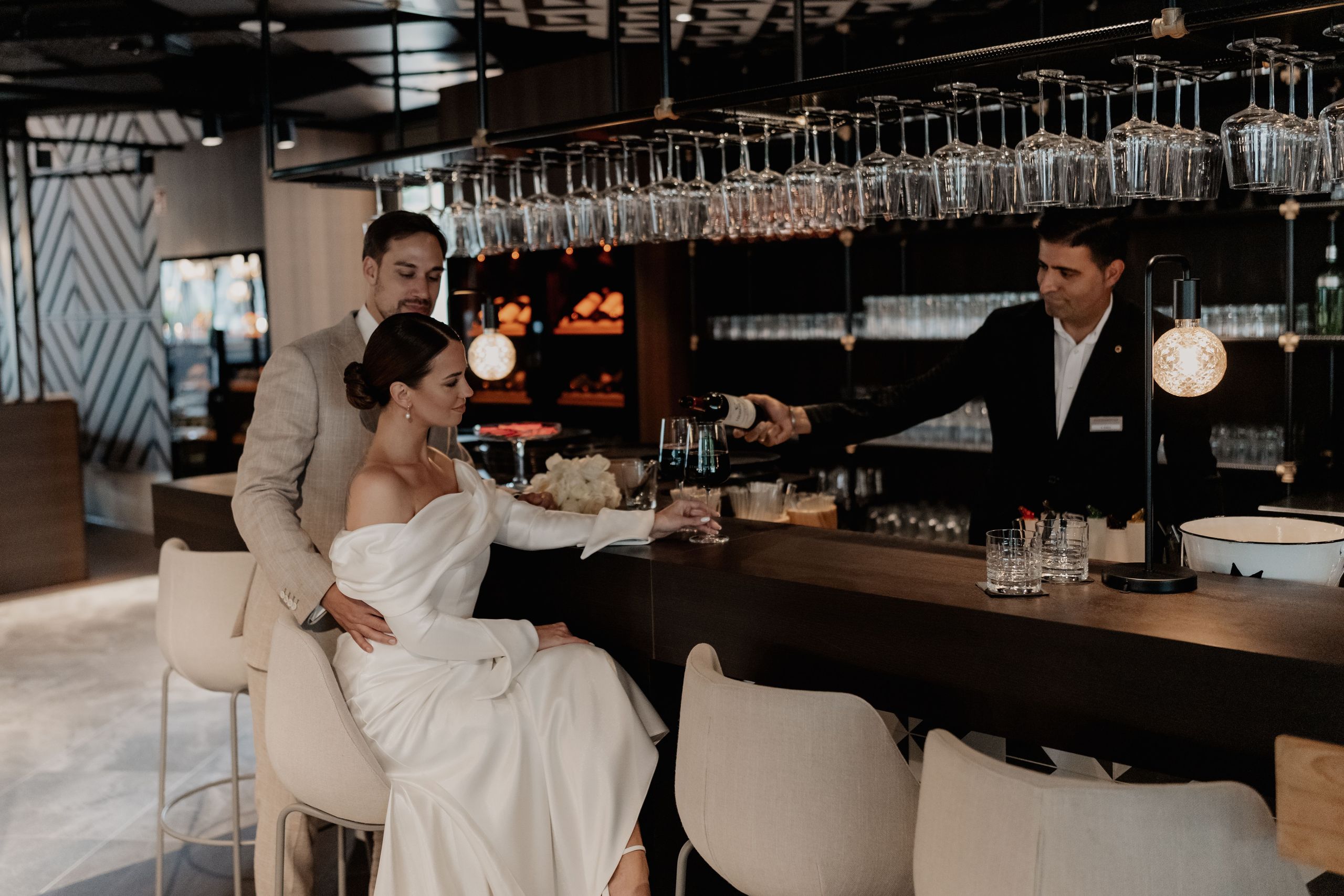 Пара в баре, бармен подает напиток.